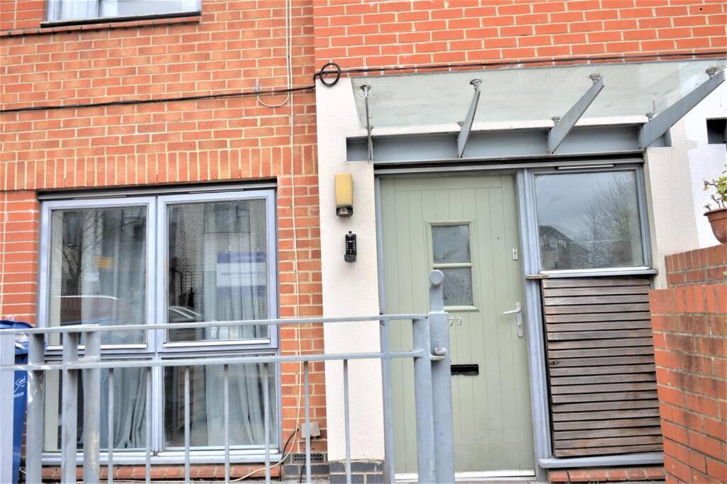 London 4 Bedroom House Екстериор снимка