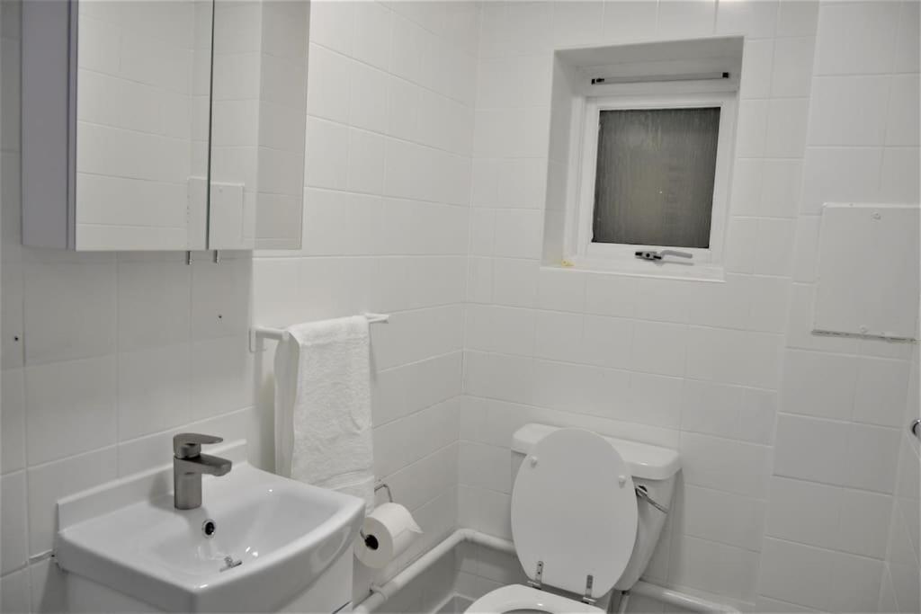 London 4 Bedroom House Екстериор снимка