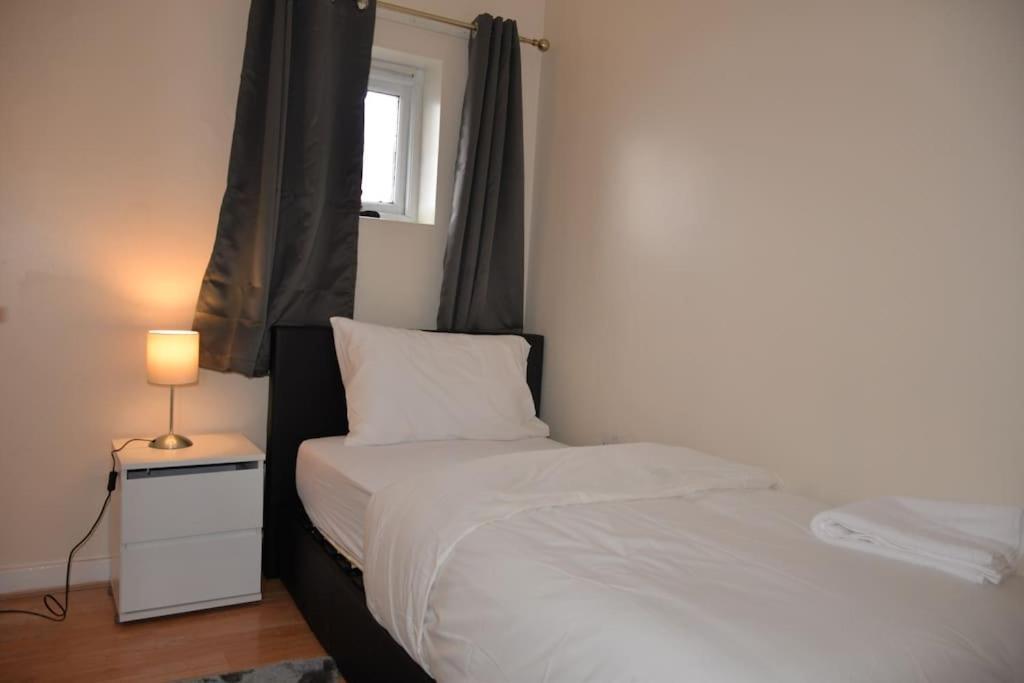 London 4 Bedroom House Екстериор снимка