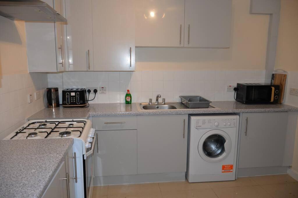 London 4 Bedroom House Екстериор снимка