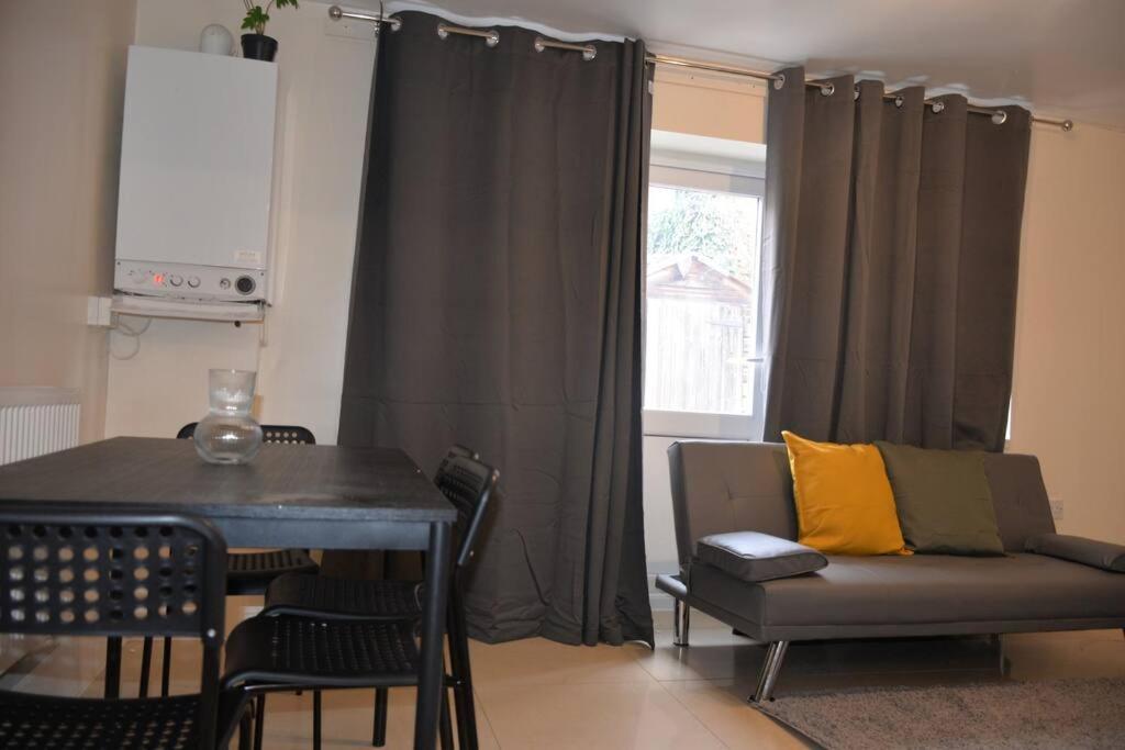 London 4 Bedroom House Екстериор снимка