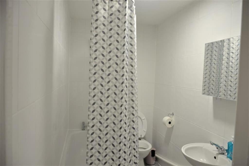 London 4 Bedroom House Екстериор снимка