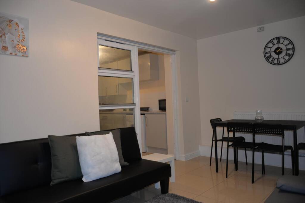 London 4 Bedroom House Екстериор снимка
