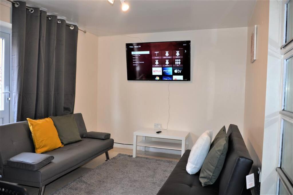 London 4 Bedroom House Екстериор снимка