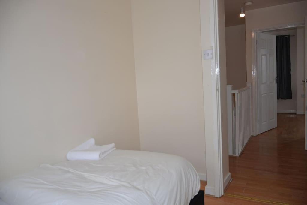 London 4 Bedroom House Екстериор снимка