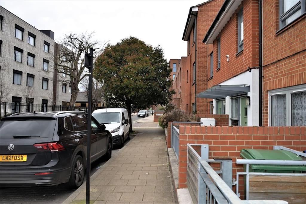 London 4 Bedroom House Екстериор снимка