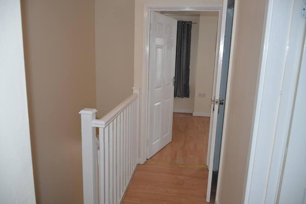 London 4 Bedroom House Екстериор снимка