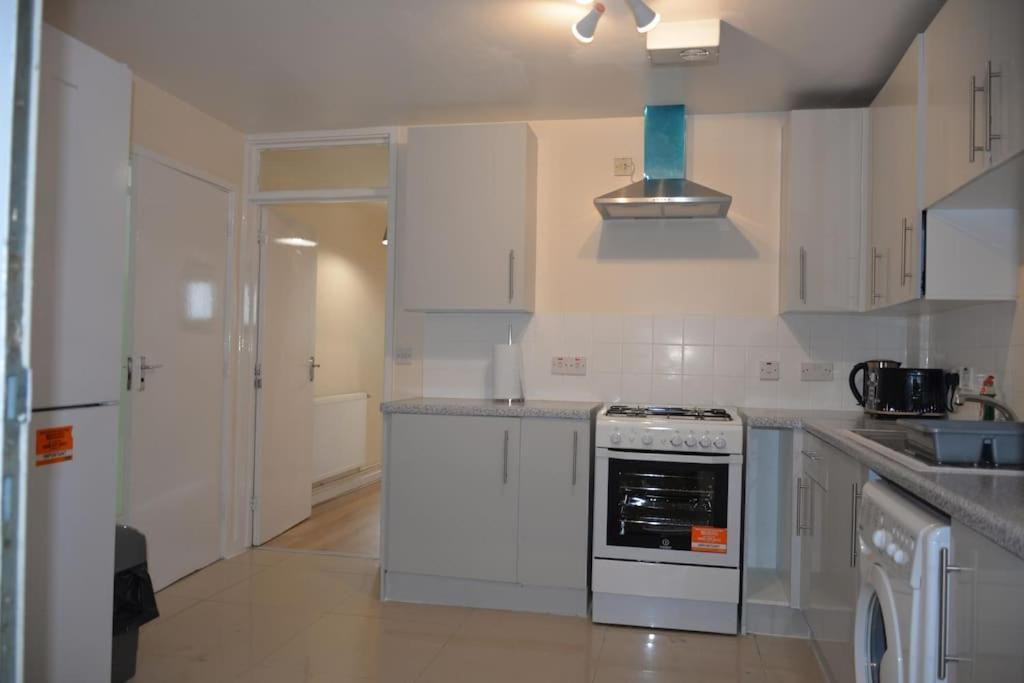 London 4 Bedroom House Екстериор снимка