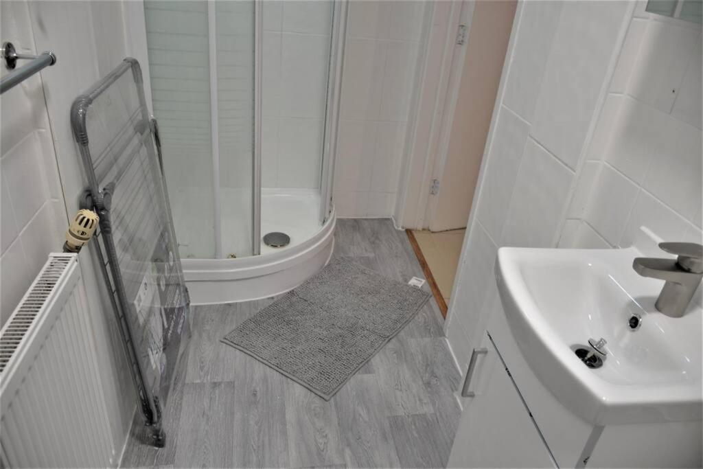 London 4 Bedroom House Екстериор снимка
