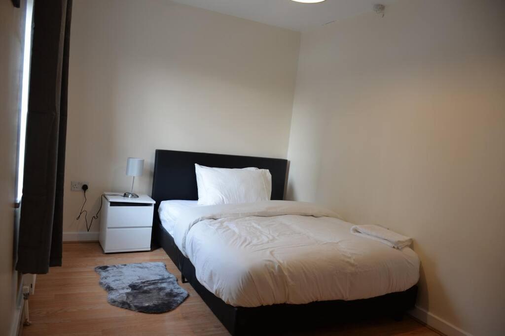 London 4 Bedroom House Екстериор снимка