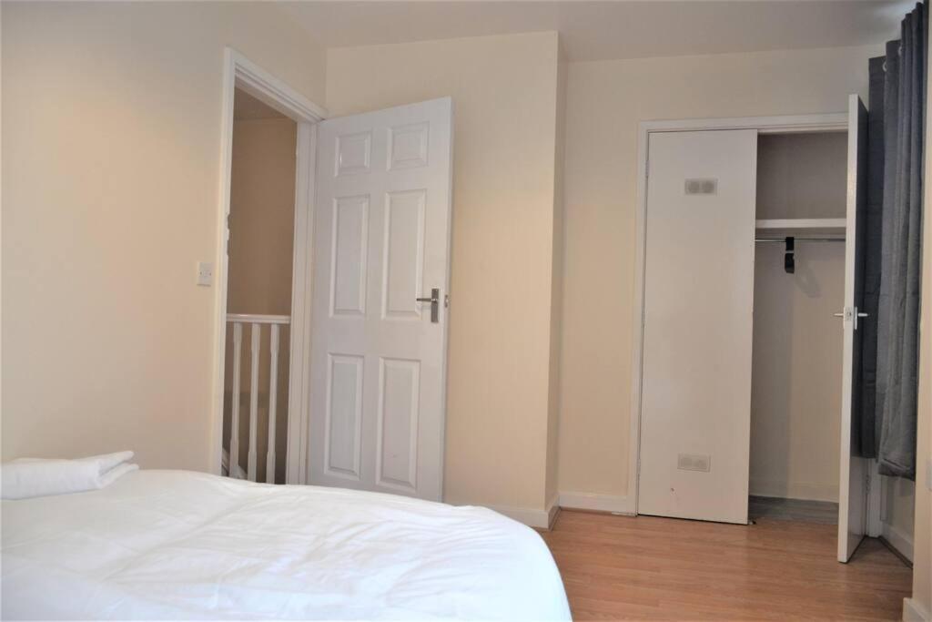 London 4 Bedroom House Екстериор снимка