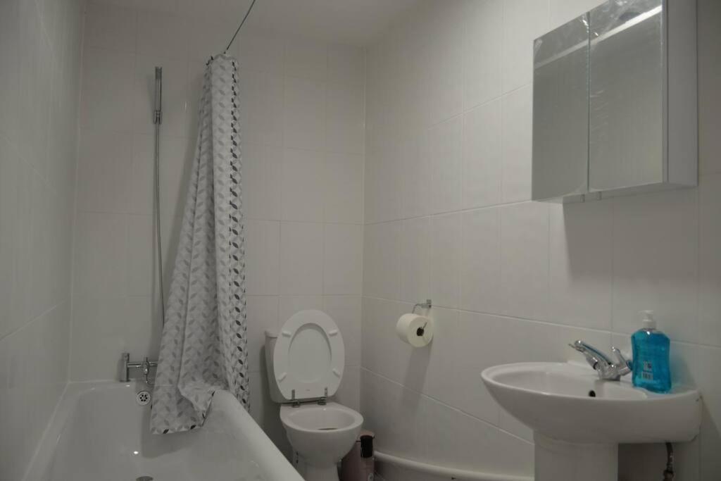 London 4 Bedroom House Екстериор снимка