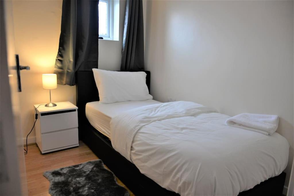 London 4 Bedroom House Екстериор снимка